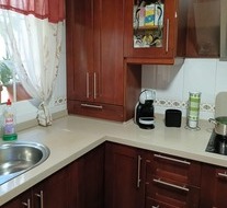 Cocina de madera antes del lacado en Barnizados Mágina