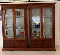 Aparador de madera oscuro antes del barnizado