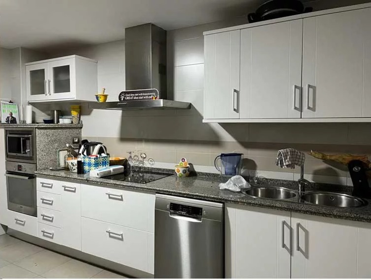 Cocina lacada en blanco en Granada por Barnizados Mágina