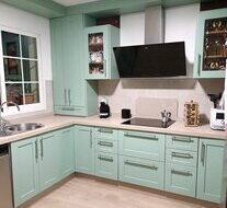 Cocina lacada en blanco después del trabajo en Granada