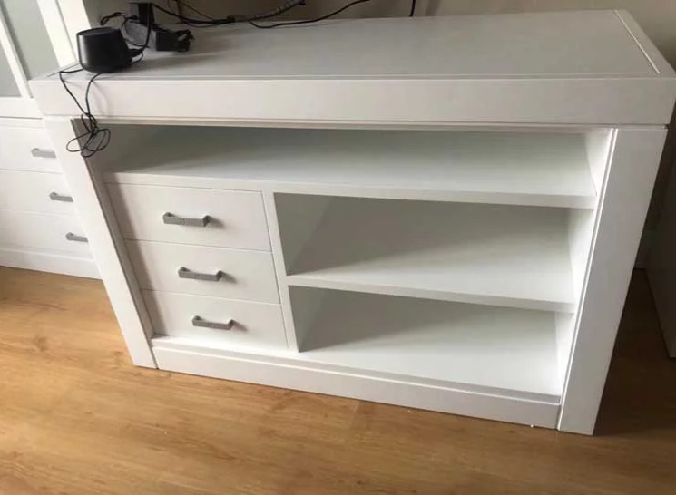 Mueble lacado en blanco después del trabajo en Barnizados Mágina